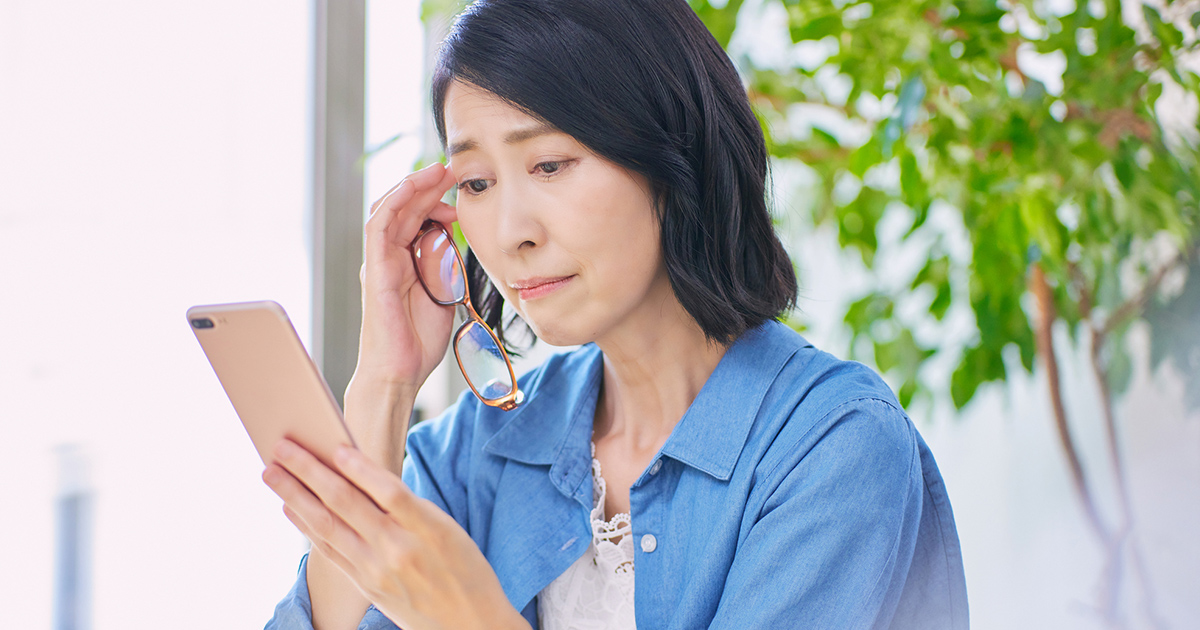 もしかして老眼?初期症状と進行を少しでも遅らせるための対策を解説