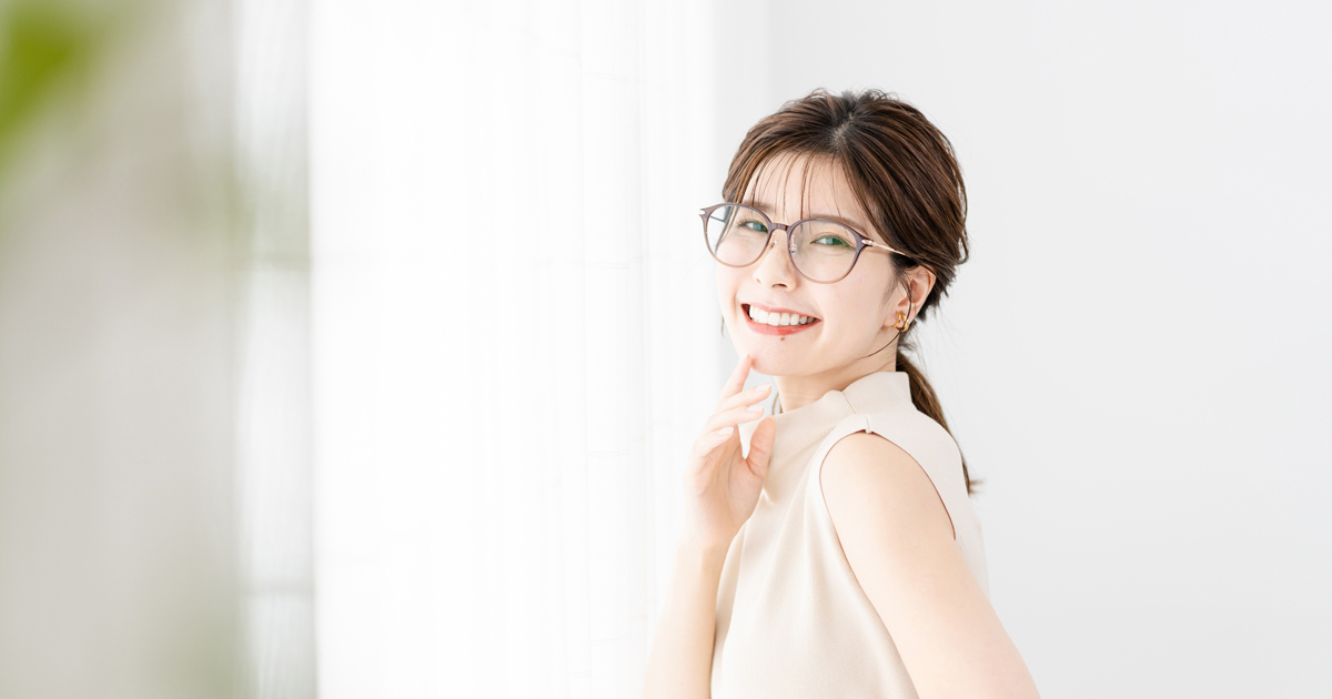 丸顔に似合うメガネは?選び方・おすすめのフレームデザイン