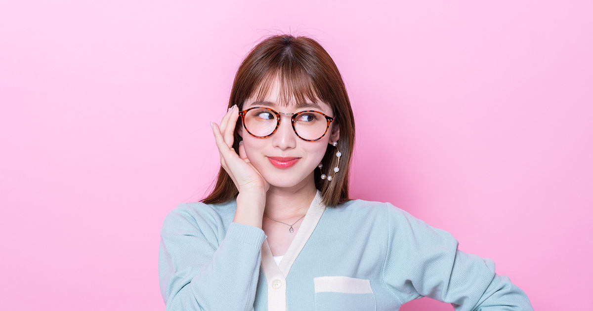 メガネで目が小さくなるお悩みを解決！選び方やメイク法