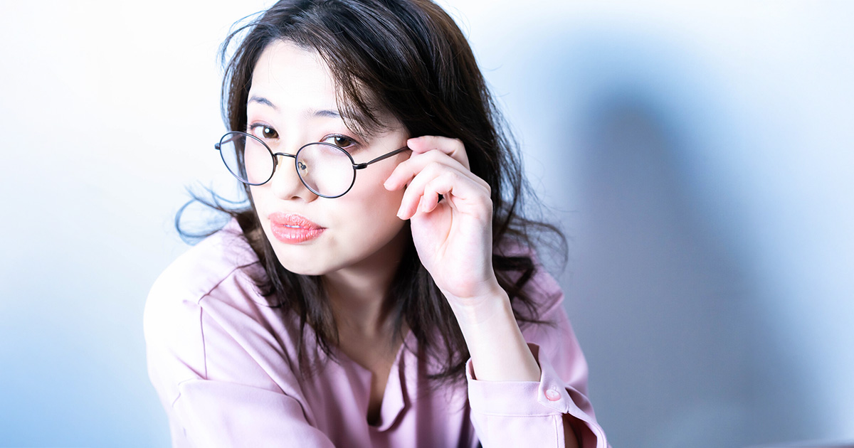 メガネで目が小さくなるお悩みを解決！選び方やメイク法