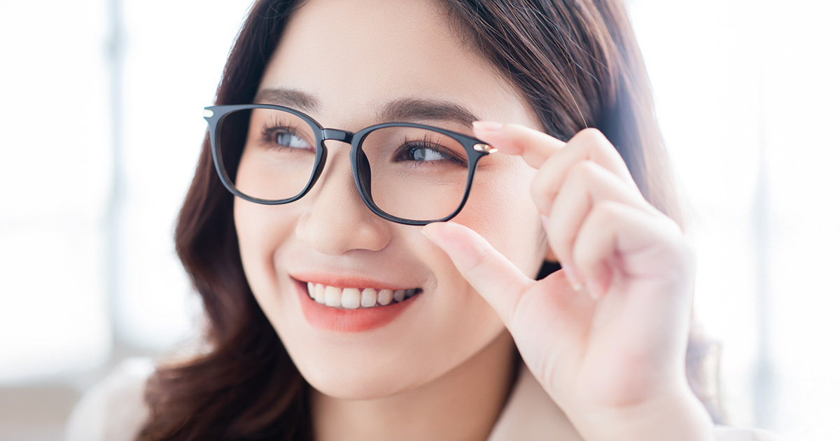 メガネで目が小さくなるお悩みを解決！選び方やメイク法