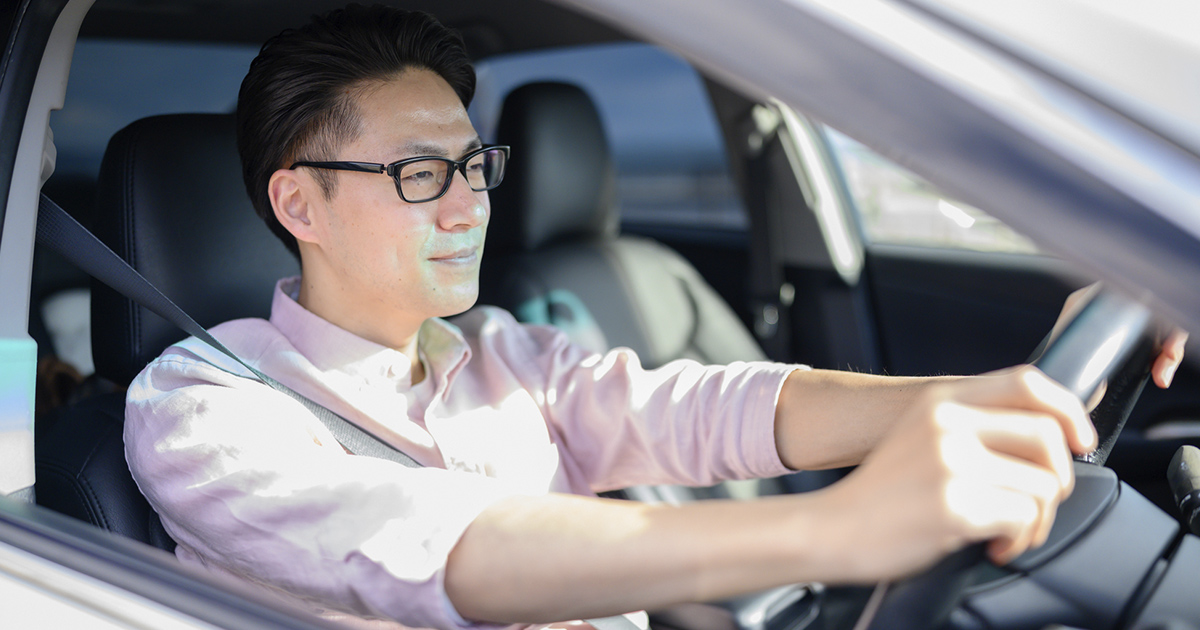 遠近両用メガネで運転できる?視界を快適にする選び方と注意点