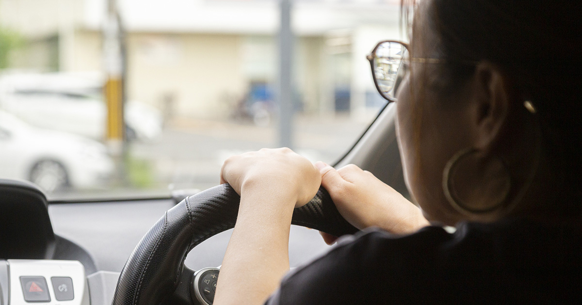 遠近両用メガネで運転できる?視界を快適にする選び方と注意点