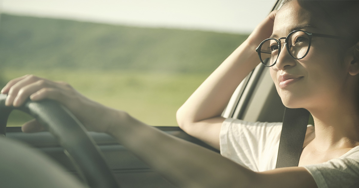 遠近両用メガネで運転できる？視界を快適にする選び方と注意点