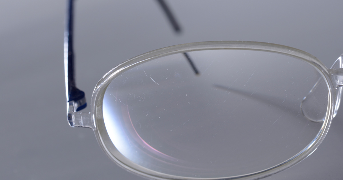 メガネレンズに傷がつく原因や対処法は?正しい取り扱い方も紹介