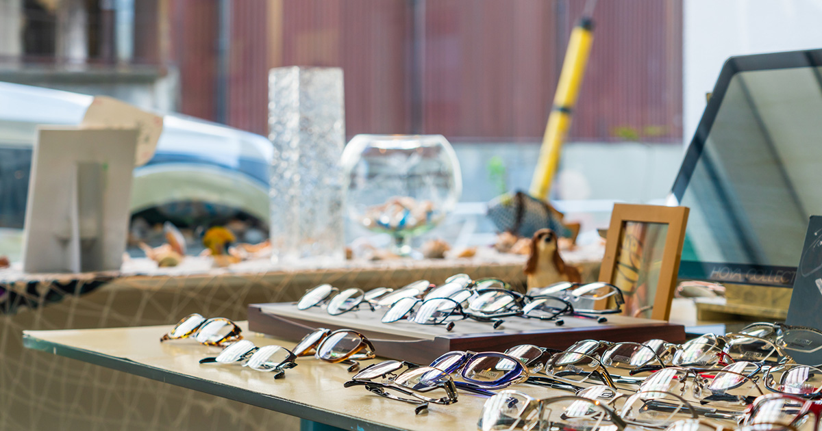 メガネレンズに傷がつく原因や対処法は?正しい取り扱い方も紹介